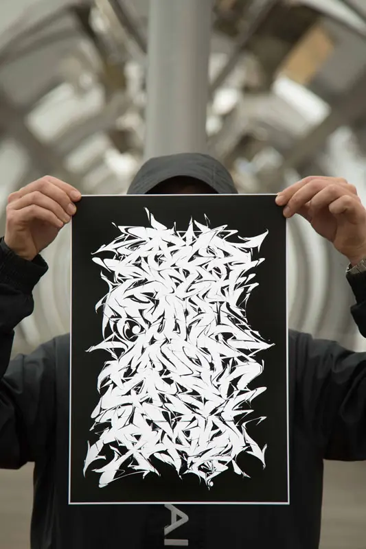 Abecedario graffiti blanco "Magnam" sobre fondo negro de ASEM NAVARRO