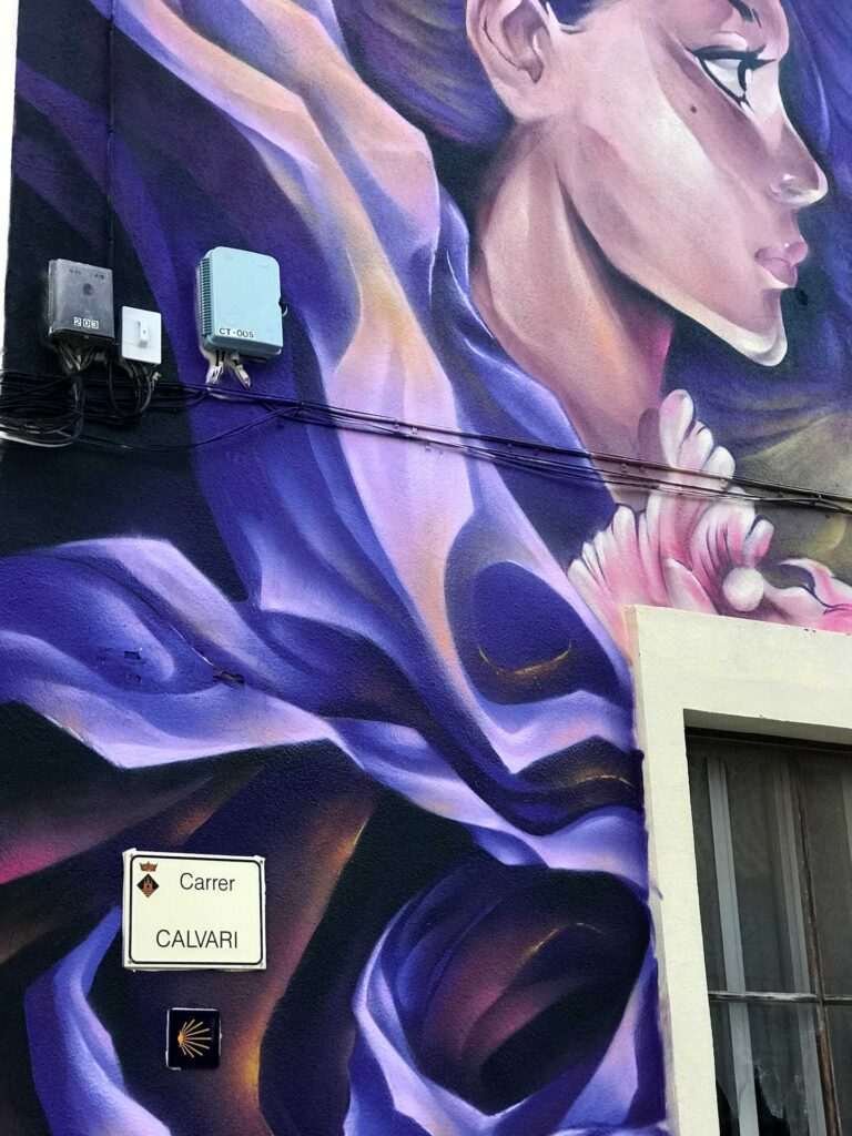Graffiti “No estás sola” contra la violencia de género en Castellnou de Seana