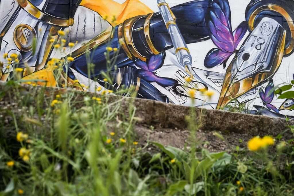 Detalle plumas estilográficas y libreta obra "Aprendizaje" · muralismo simbólico IES Isaac Newton Madrid · El Arte Urbano