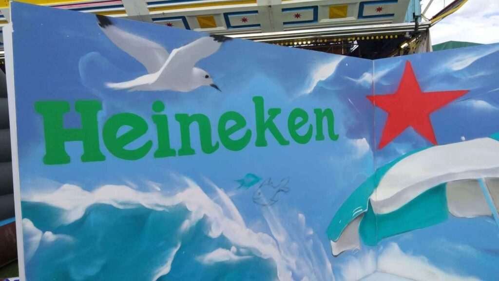 Mural para eventos corporativos con temática de playa en Madrid para Heineken Silver con silla y flotador de photocall