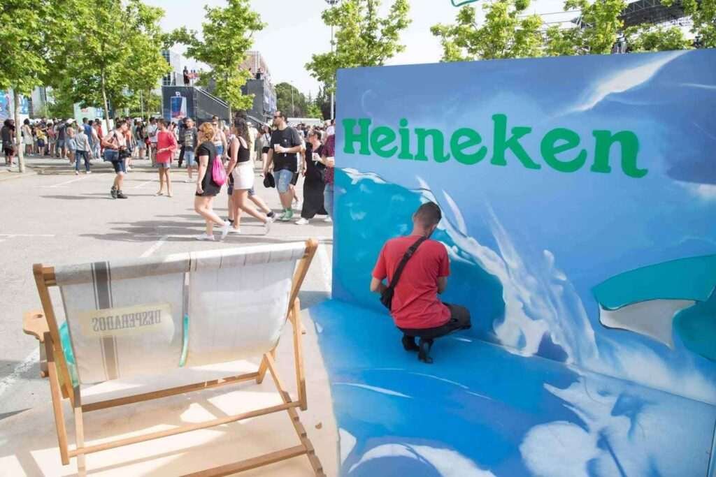Detalle de mural graffiti para evento corporativo en Madrid para Heineken Silver con ola marina, gaviota y logotipo de marca