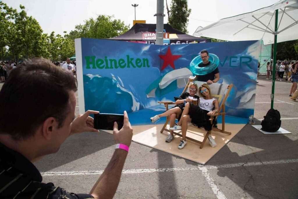 Graffiti en directo para evento corporativo en Madrid para Heineken Silver con artista pintando el mural junto al público