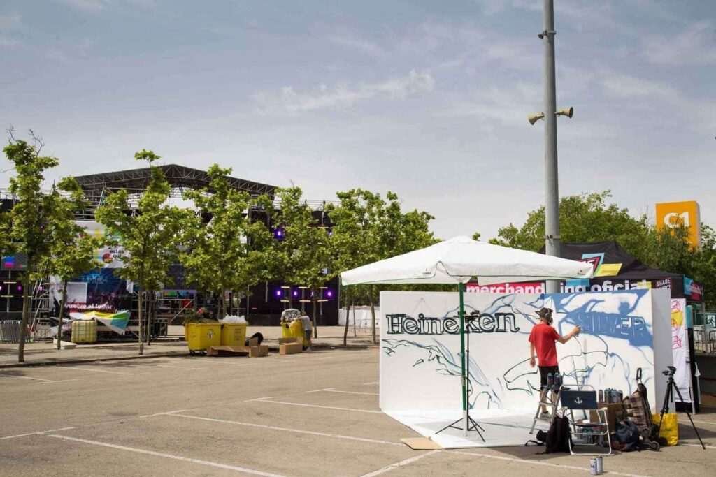 Graffiti artístico en directo para festival con diseño veraniego y espacio interactivo
