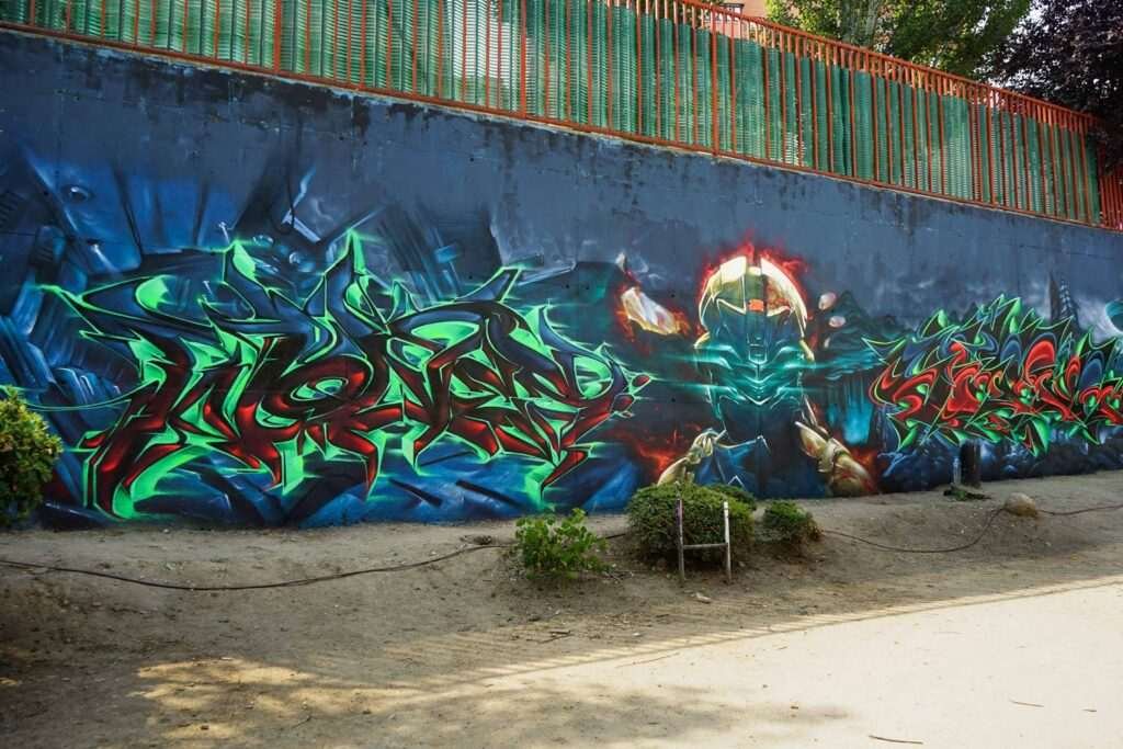 Mural de Dead Space con personaje futurista y graffiti profesional