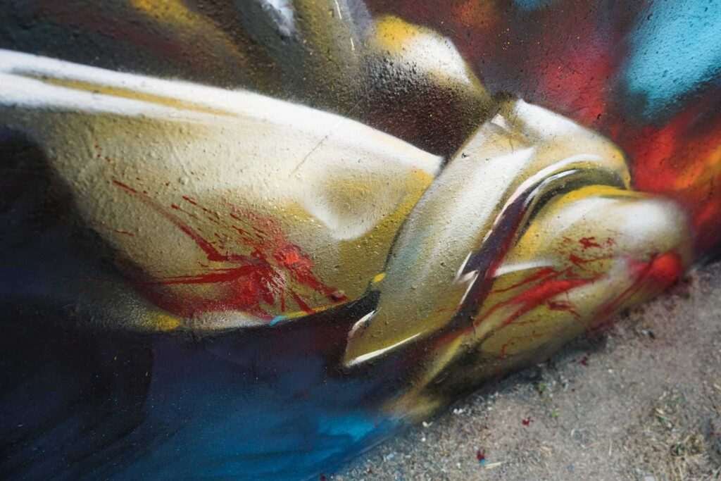 Mural de Dead Space con personaje futurista y graffiti profesional
