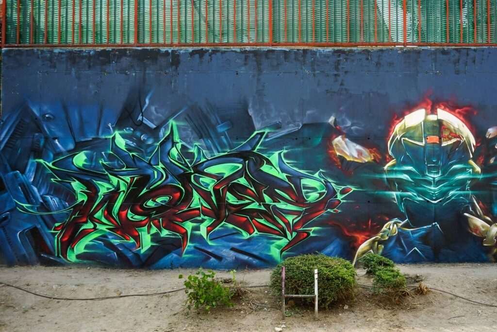 Mural de Dead Space con personaje futurista y graffiti profesional