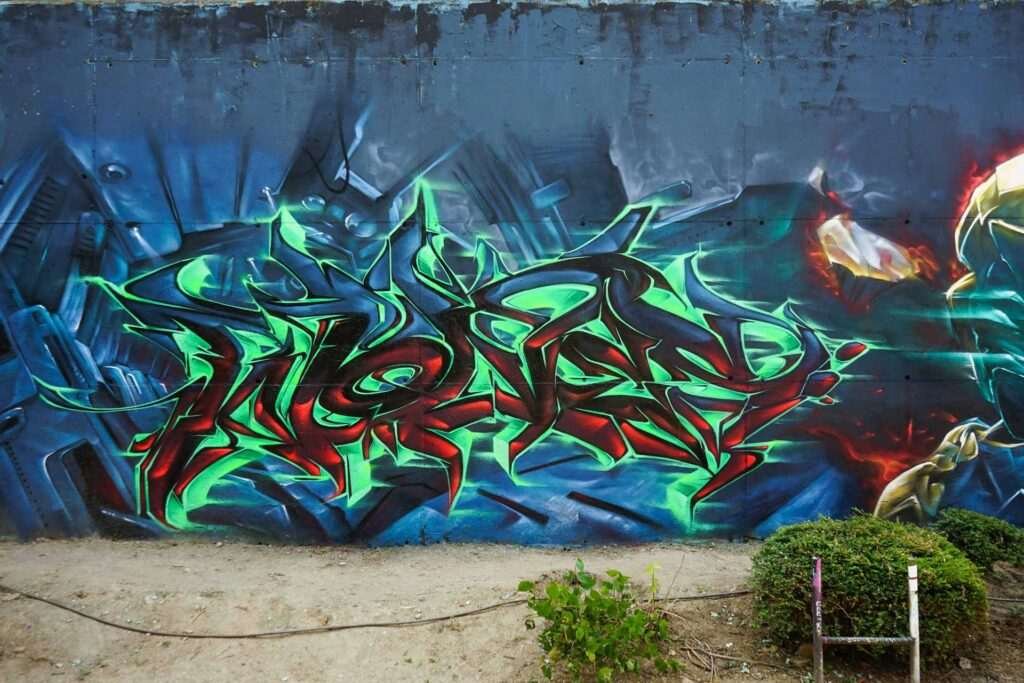 Mural de Dead Space con personaje futurista y graffiti profesional