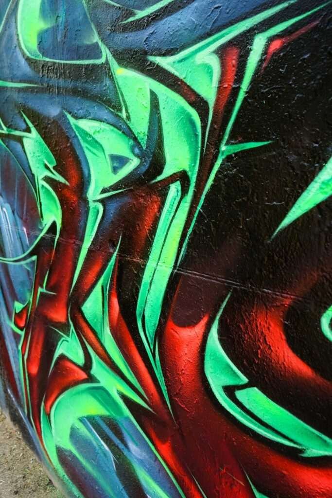 Mural de Dead Space con personaje futurista y graffiti profesional