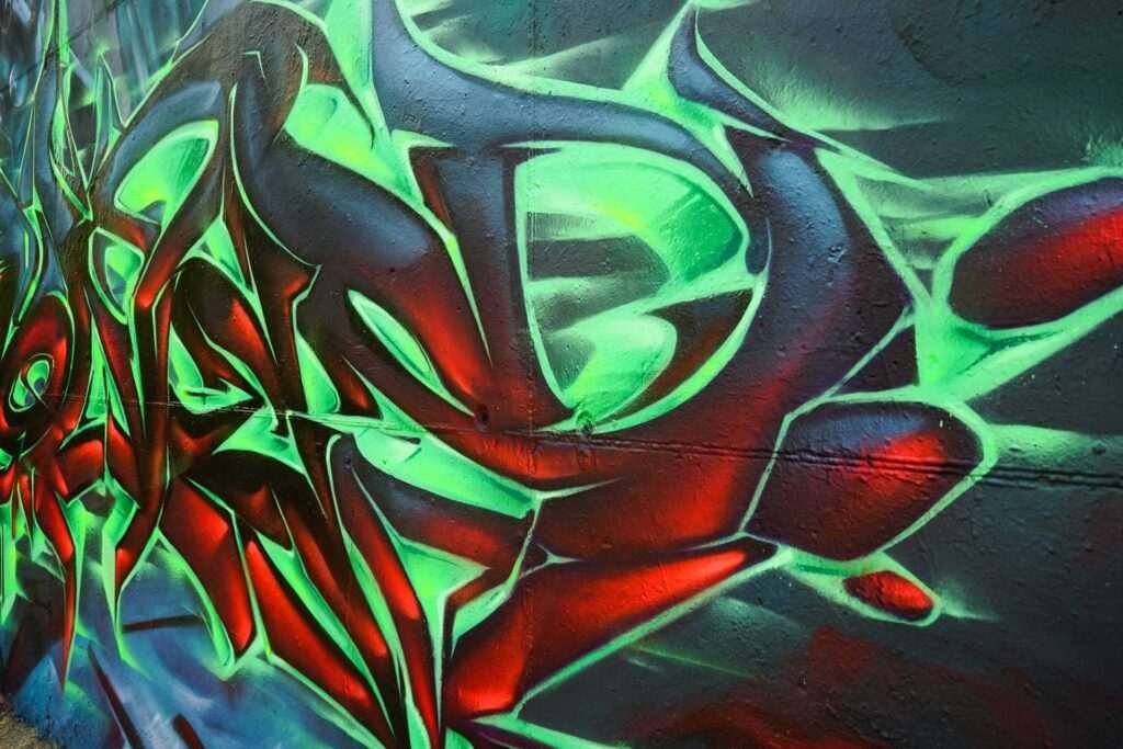 Mural de Dead Space con personaje futurista y graffiti profesional