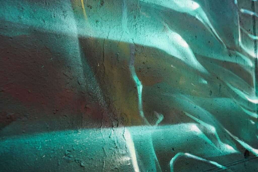Mural de Dead Space con personaje futurista y graffiti profesional