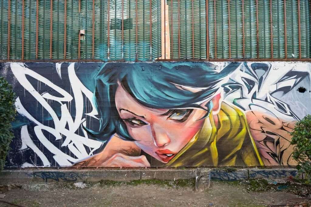 Mural de estilo anime con rostro femenino en colegio de Madrid
