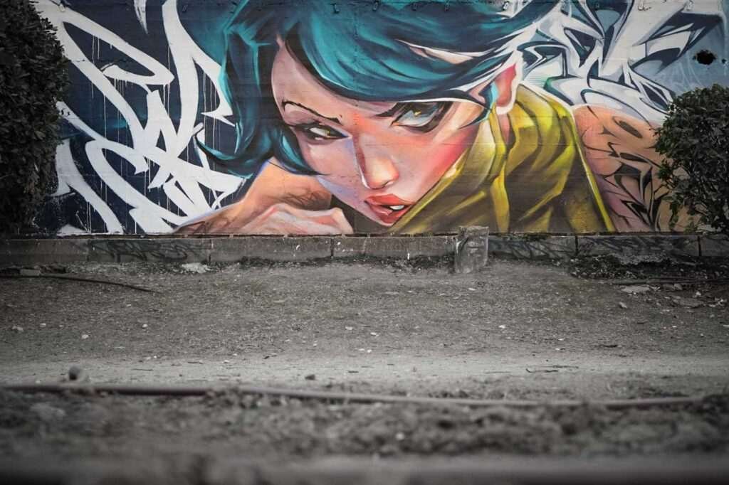 Mural de estilo anime con rostro femenino en colegio de Madrid