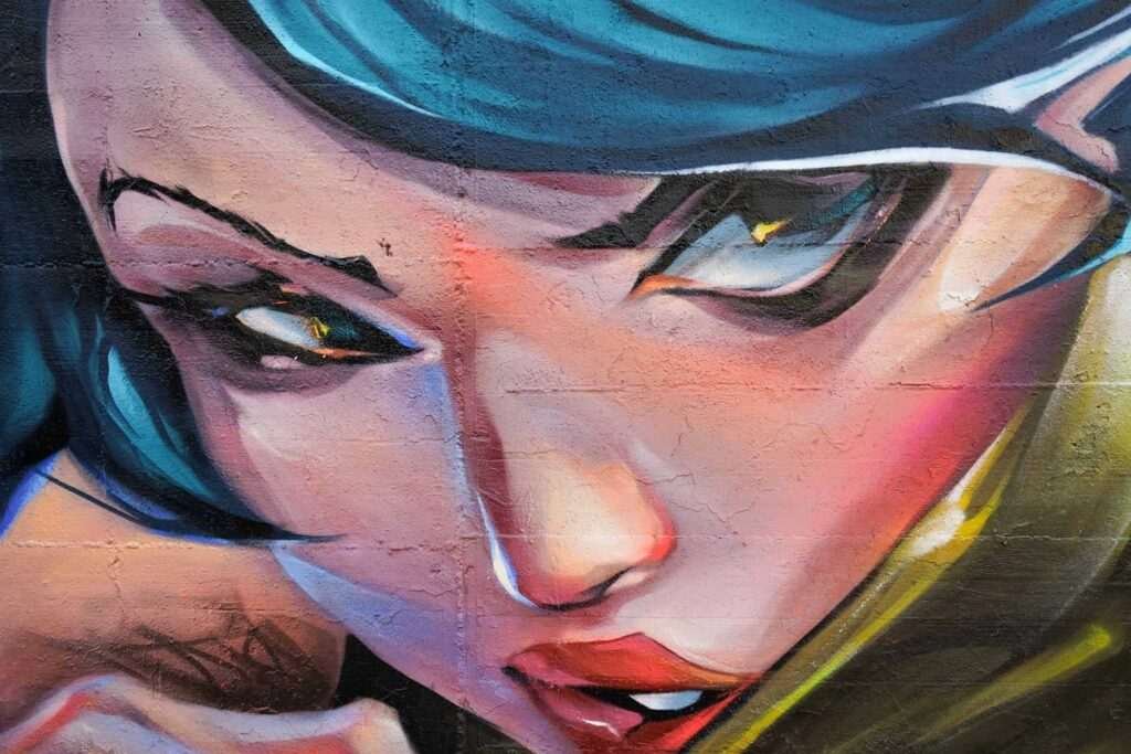 Mural de estilo anime con rostro femenino en colegio de Madrid