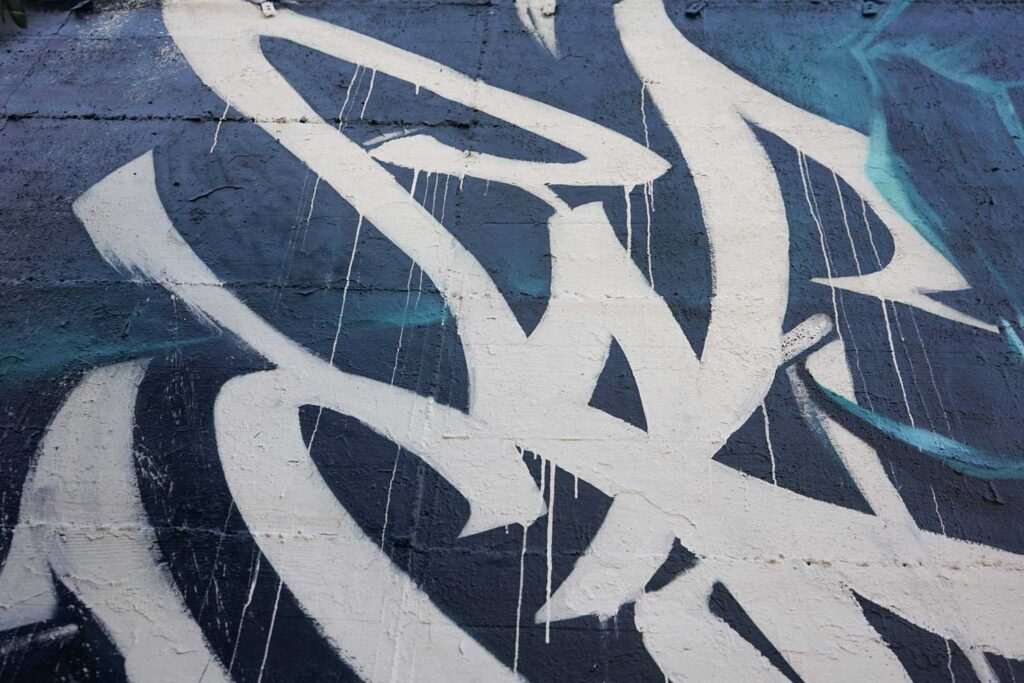 Mural de estilo anime con rostro femenino en colegio de Madrid
