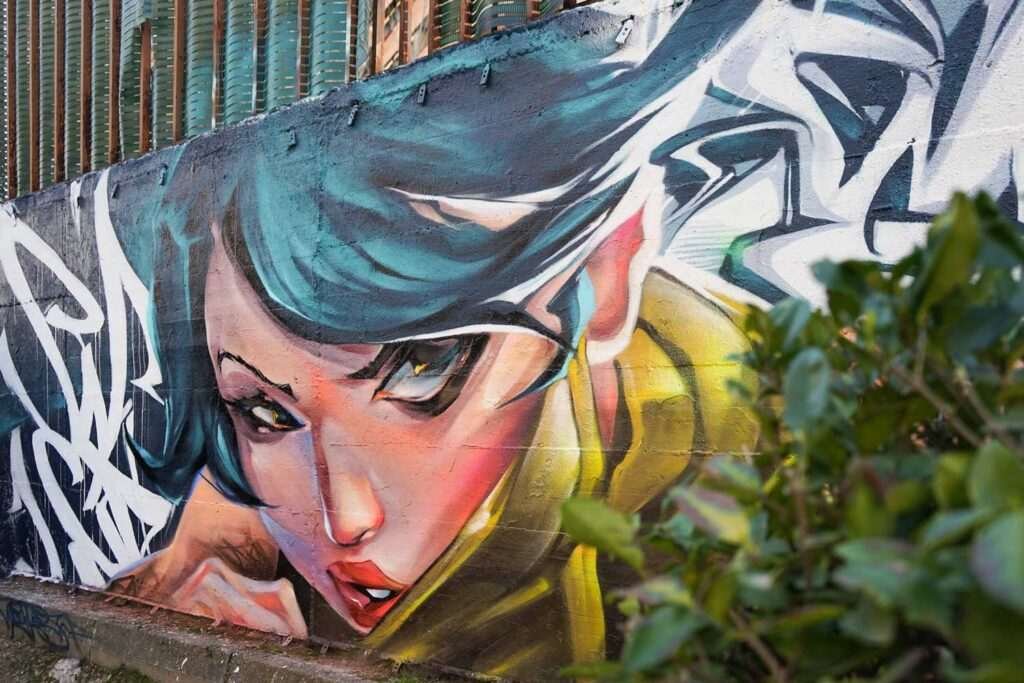 Mural de estilo anime con rostro femenino en colegio de Madrid
