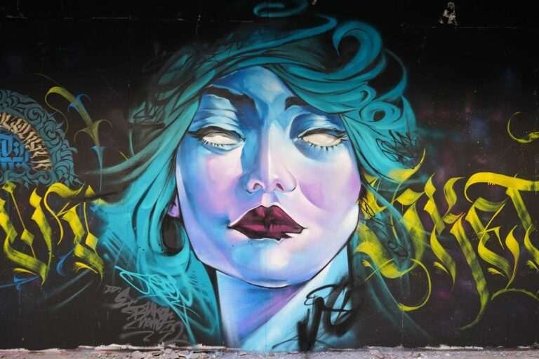 mural graffiti retrato mujer