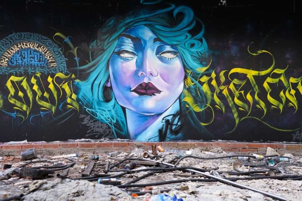 mural graffiti retrato mujer