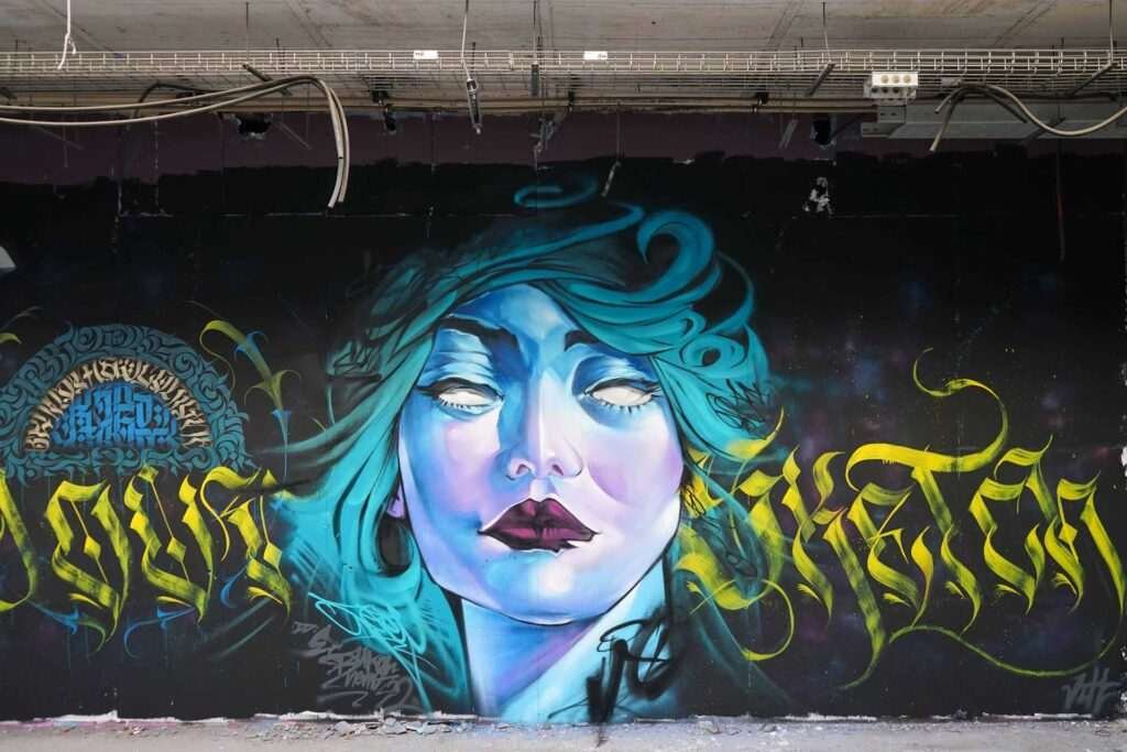 mural graffiti retrato mujer