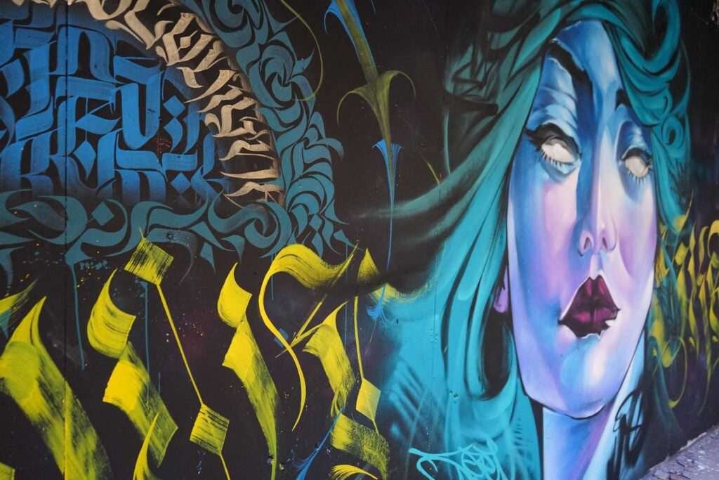 mural graffiti retrato mujer