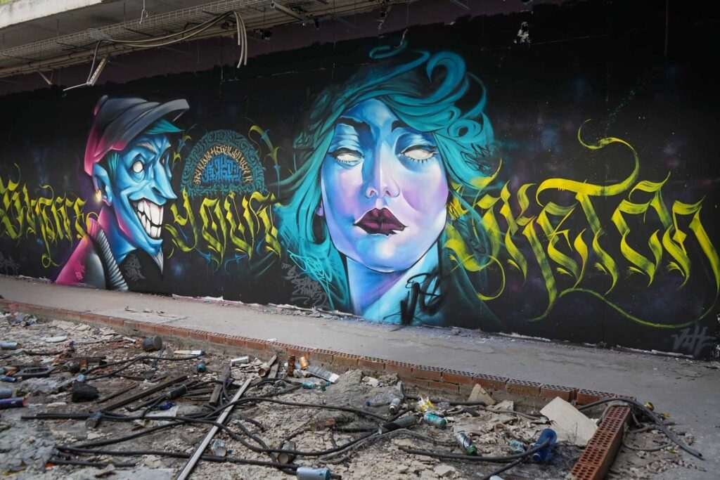 mural graffiti retrato mujer