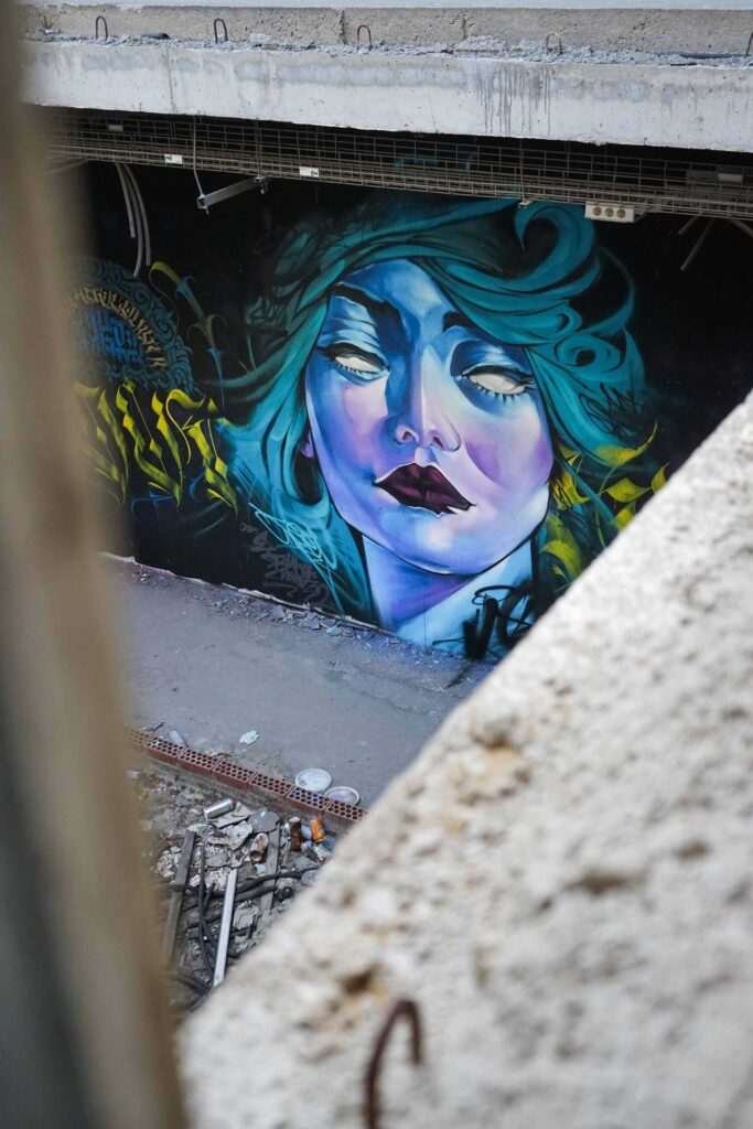 mural graffiti retrato mujer