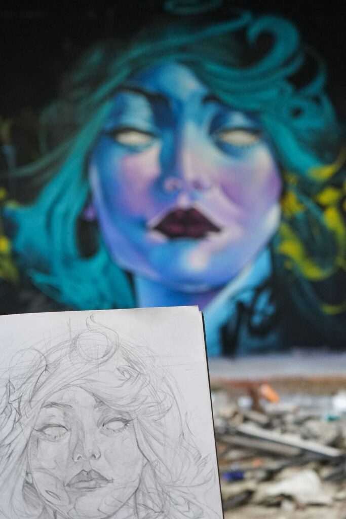 mural graffiti retrato mujer