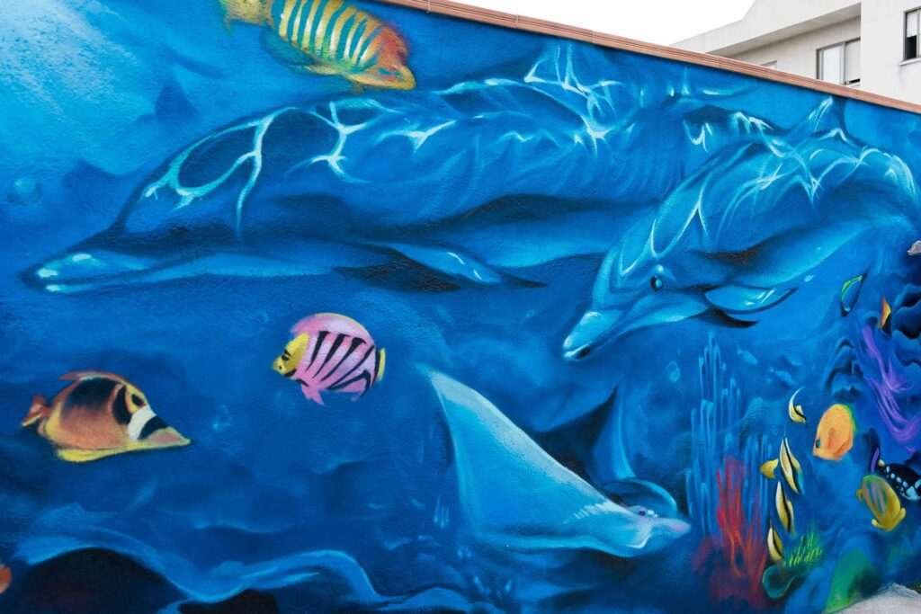 Graffiti de fauna marina en piscina particular en Madrid