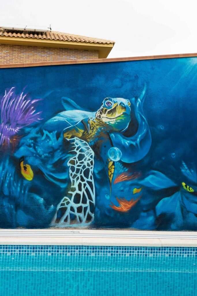 Graffiti de fauna marina en piscina particular en Madrid