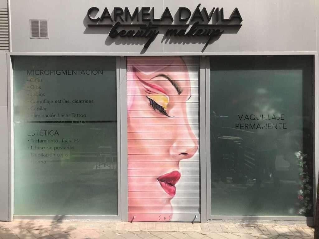 Retrato femenino en cierre de clínica Carmela Dávila, mural artístico para negocio de belleza