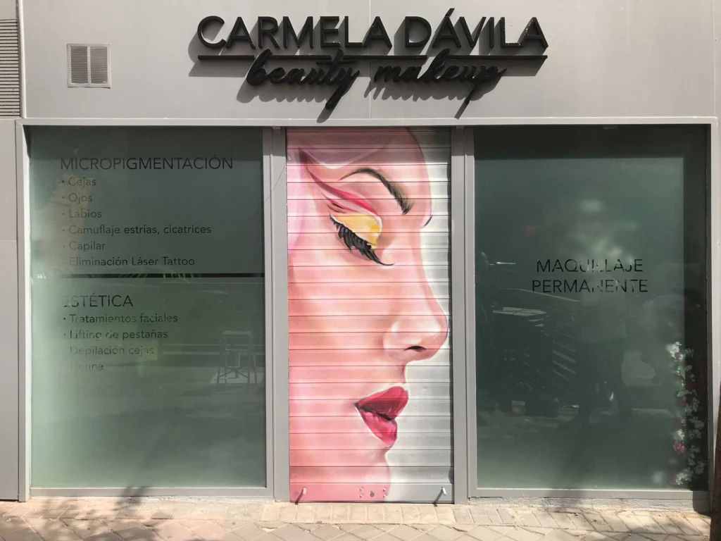 Retrato femenino en cierre de clínica Carmela Dávila, mural artístico para negocio de belleza