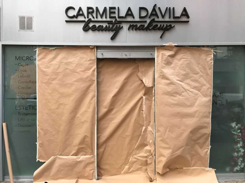 Retrato femenino en cierre de clínica Carmela Dávila, mural artístico para negocio de belleza