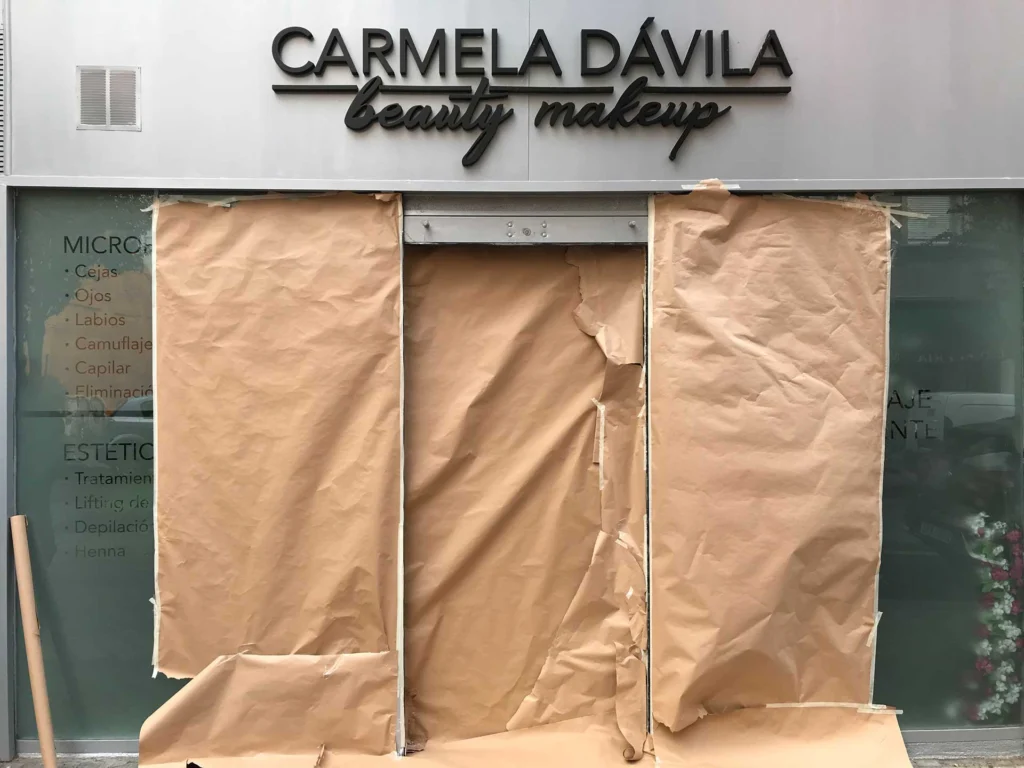 Retrato femenino en cierre de clínica Carmela Dávila, mural artístico para negocio de belleza