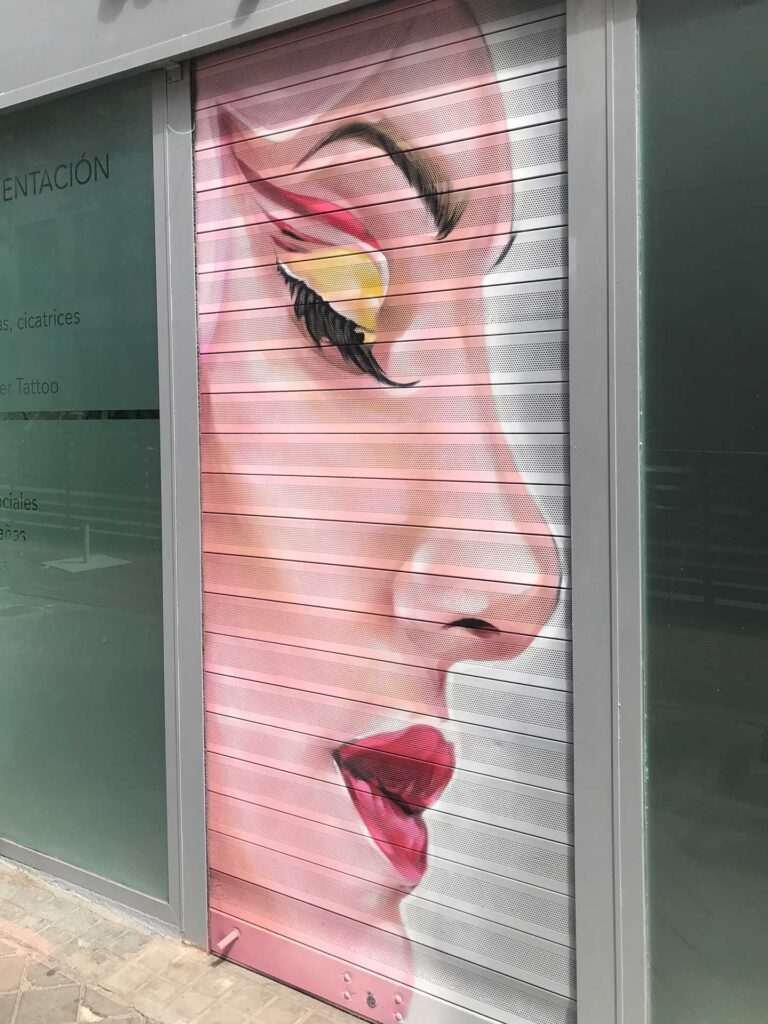 Retrato femenino en cierre de clínica Carmela Dávila, mural artístico para negocio de belleza