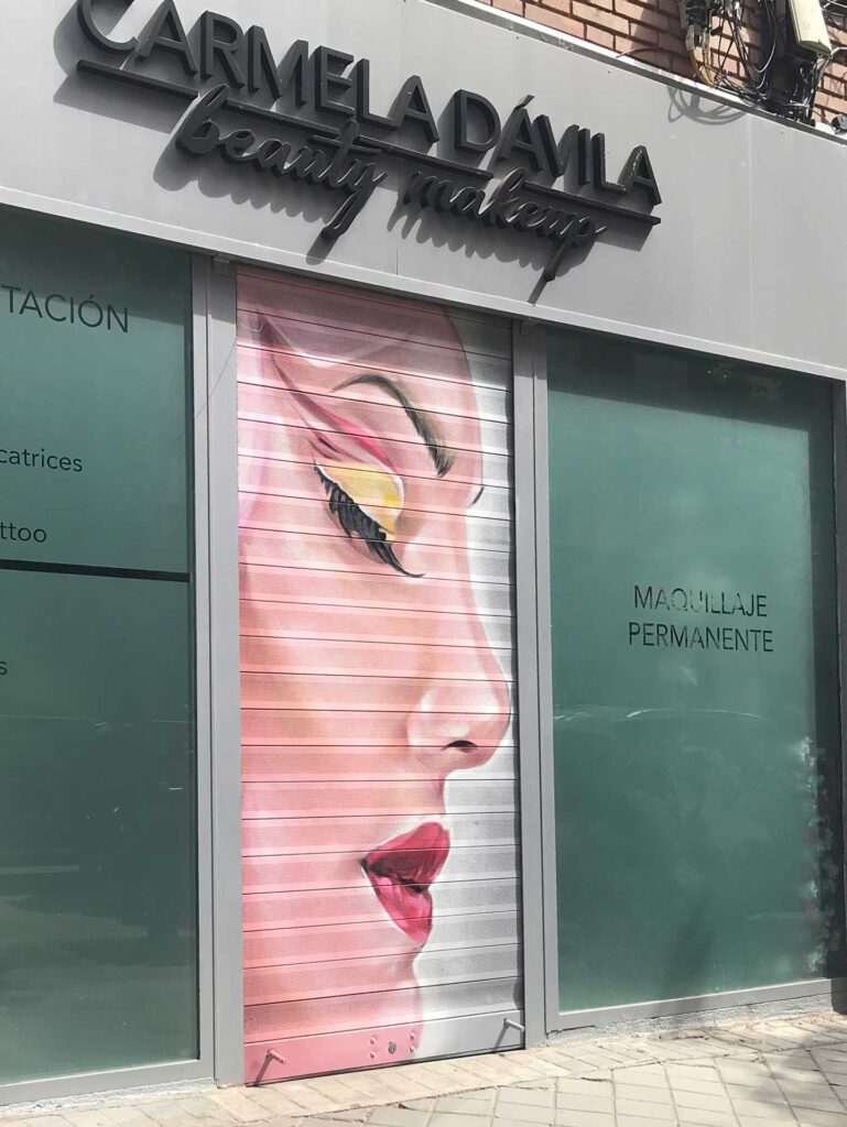 Retrato femenino en cierre de clínica Carmela Dávila, mural artístico para negocio de belleza