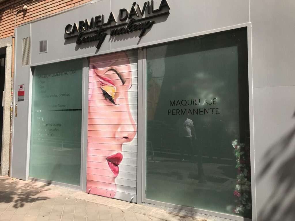 Retrato femenino en cierre de clínica Carmela Dávila, mural artístico para negocio de belleza