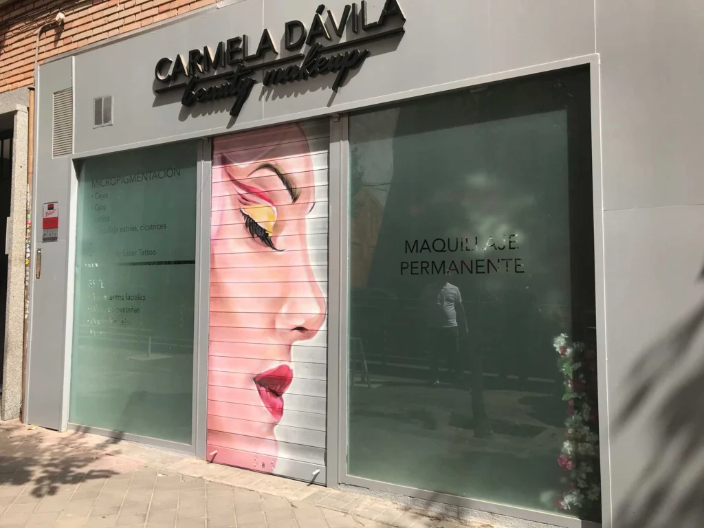 Retrato femenino en cierre de clínica Carmela Dávila, mural artístico para negocio de belleza