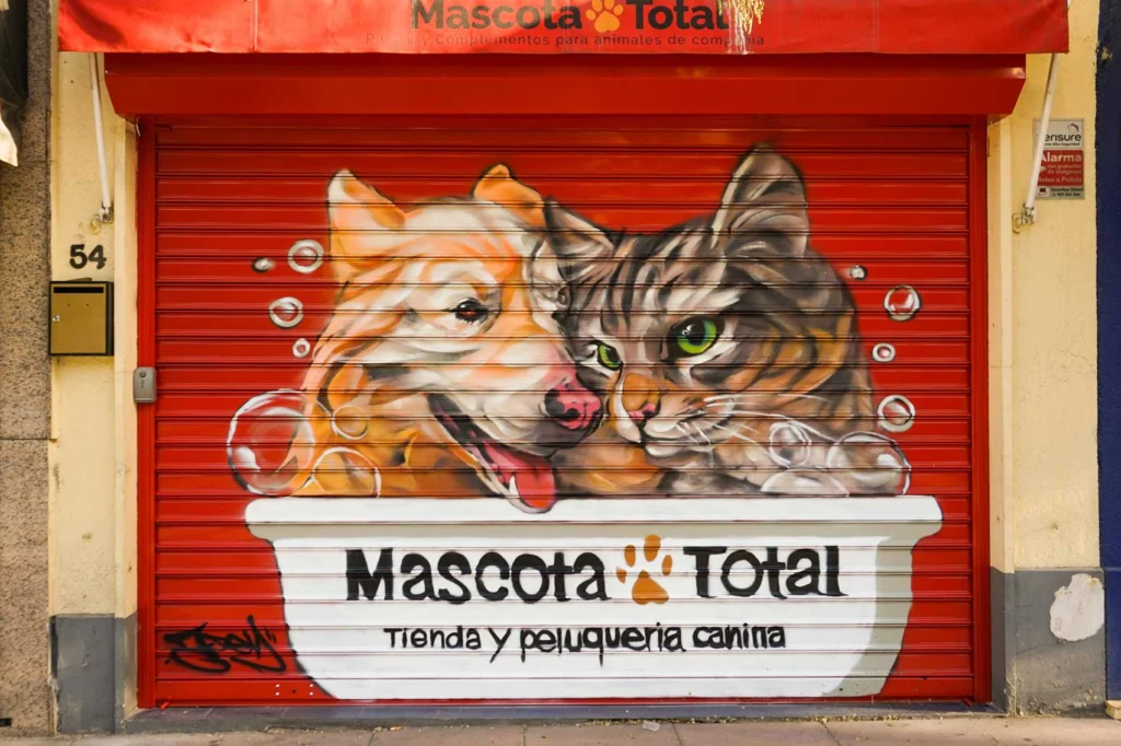 Graffiti con perro y gato en bañera para tienda veterinaria Mascota Total