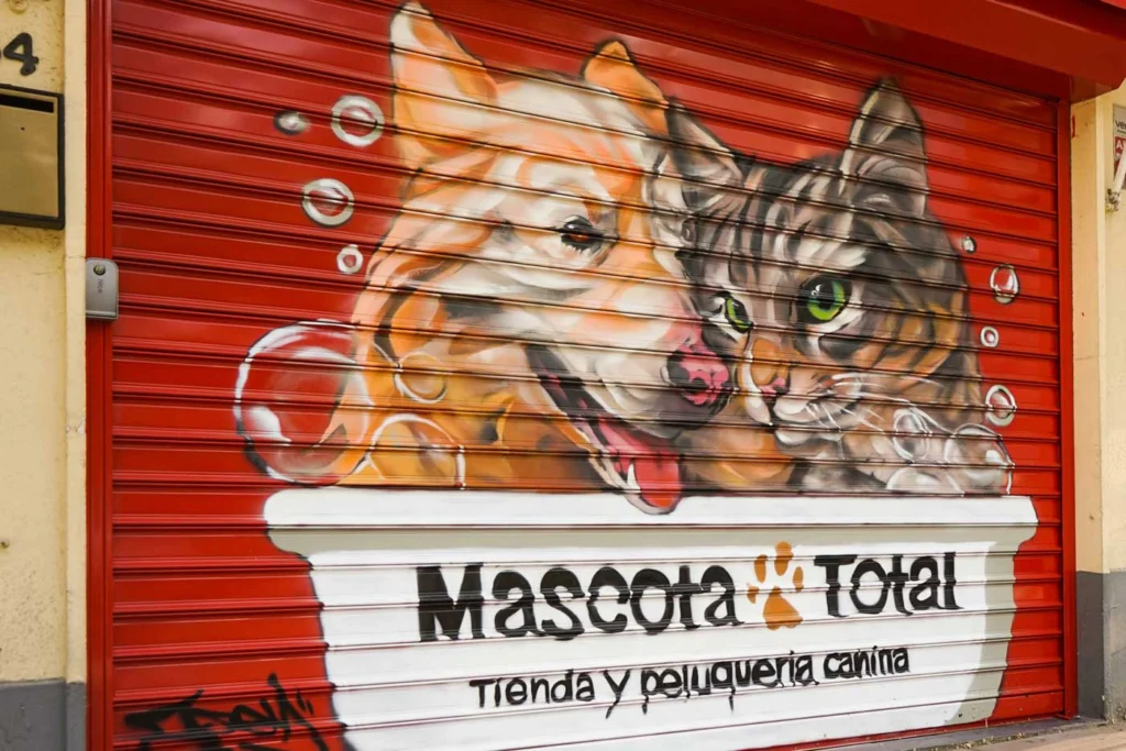 Graffiti con perro y gato en bañera para tienda veterinaria Mascota Total
