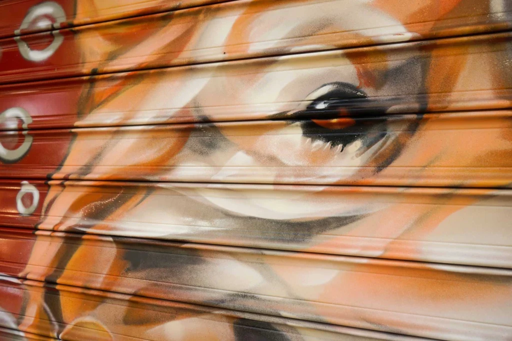 Graffiti con perro y gato en bañera para tienda veterinaria Mascota Total