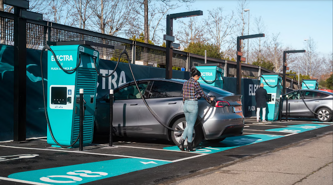 Graffiti mural en estación de carga Electra para coches eléctricos en Plaza Loranca