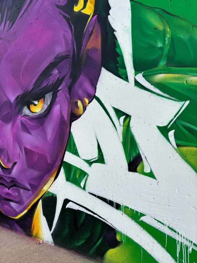 Graffiti retrato morado en festival de arte urbano en Holanda