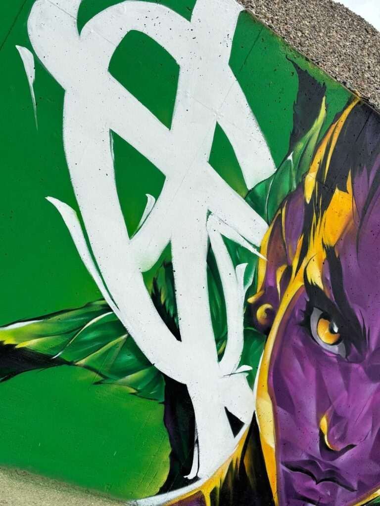 Graffiti retrato morado en festival de arte urbano en Holanda