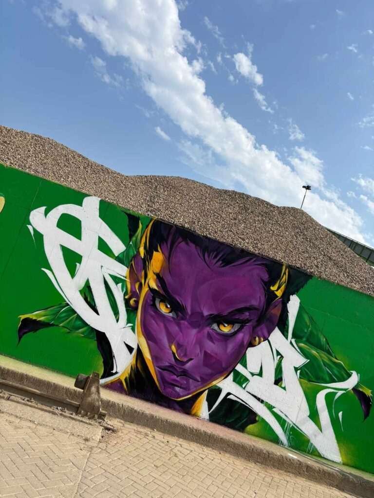 Graffiti retrato morado en festival de arte urbano en Holanda