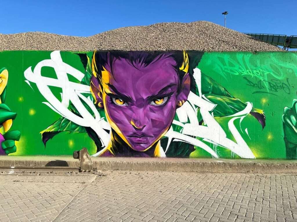 Graffiti retrato morado en festival de arte urbano en Holanda