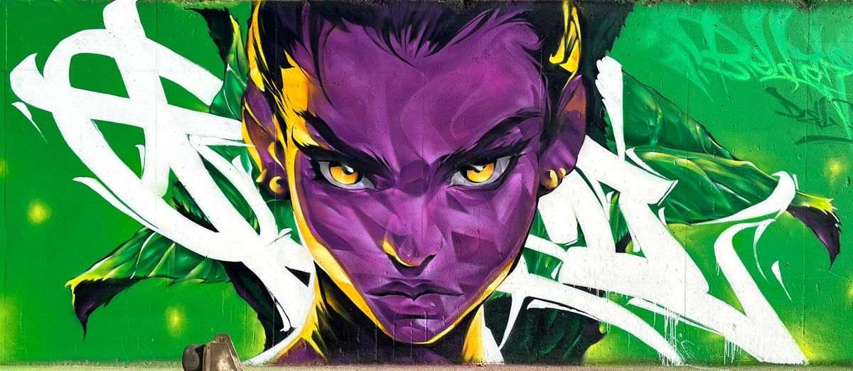 Graffiti retrato morado en festival de arte urbano en Holanda