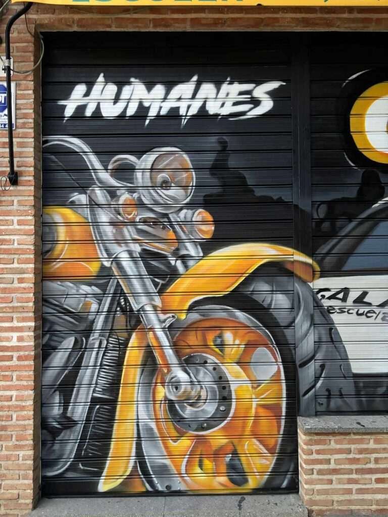 Graffiti en persiana con coche y moto para Autoescuela Gala en Humanes