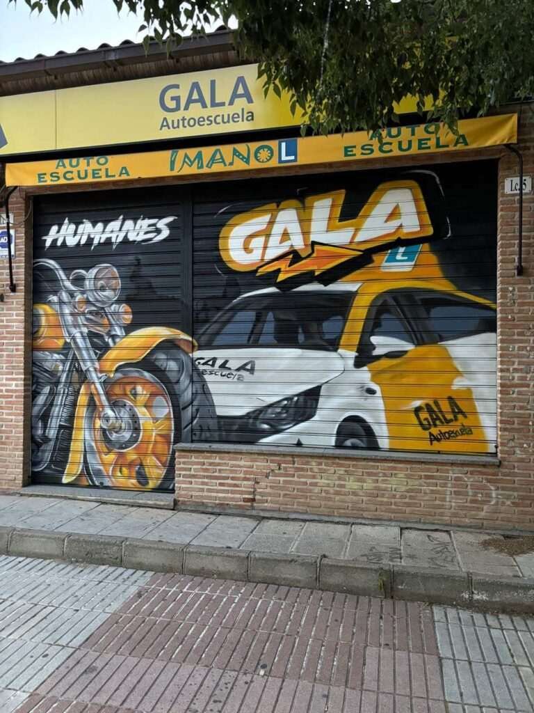 Graffiti en persiana con coche y moto para Autoescuela Gala en Humanes