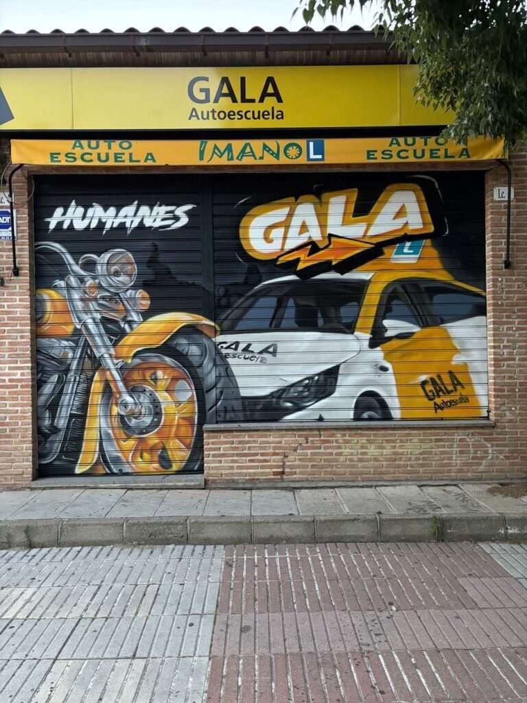 Graffiti en persiana con coche y moto para Autoescuela Gala en Humanes