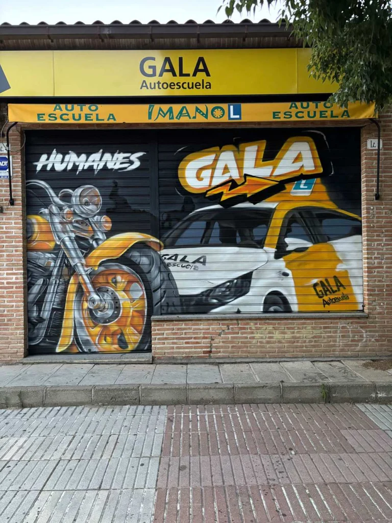 Graffiti en persiana con coche y moto para Autoescuela Gala en Humanes
