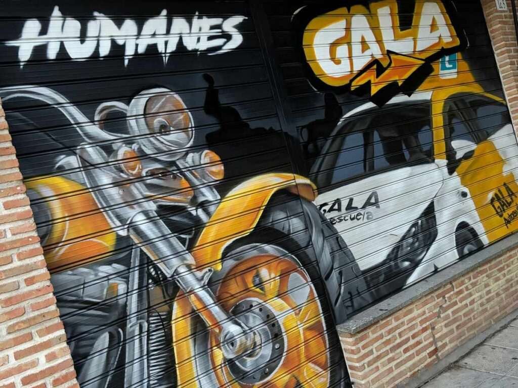 Graffiti en persiana con coche y moto para Autoescuela Gala en Humanes